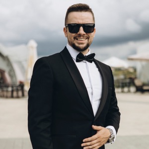 Ведущий Александр Кашапов